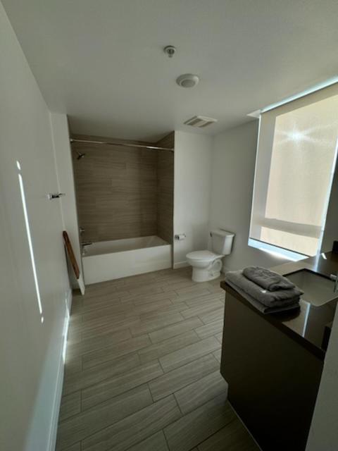 Modern Unit Near Glendale Galleria and Walk to Shopping & Dining!
